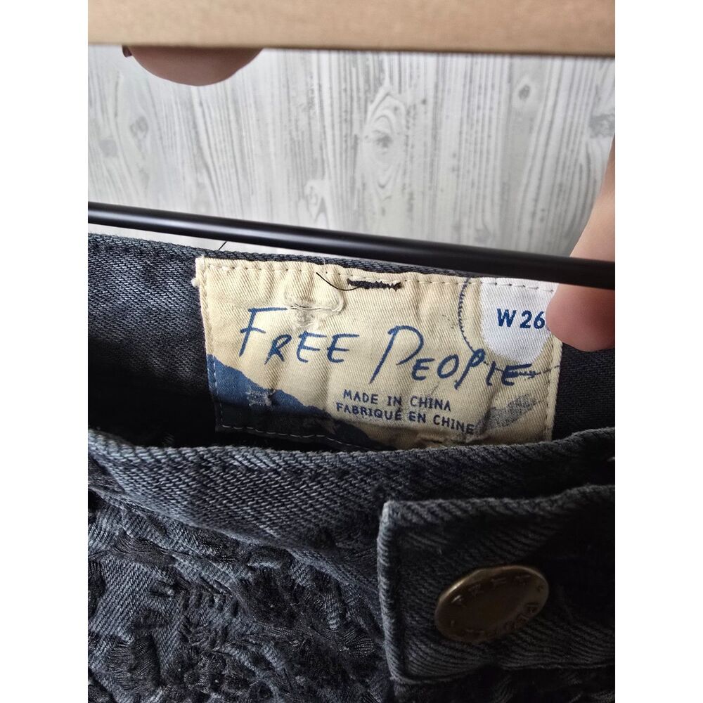 Free People Black Embroidered Denim Shorts Size 26 Floral Frayed Hem Boho - Picture 5 of 6